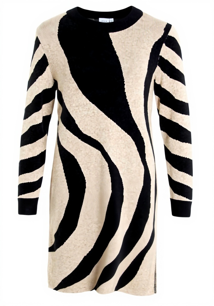 Modella che indossa l'abito midi Vila in maglia girocollo in un ambiente casual