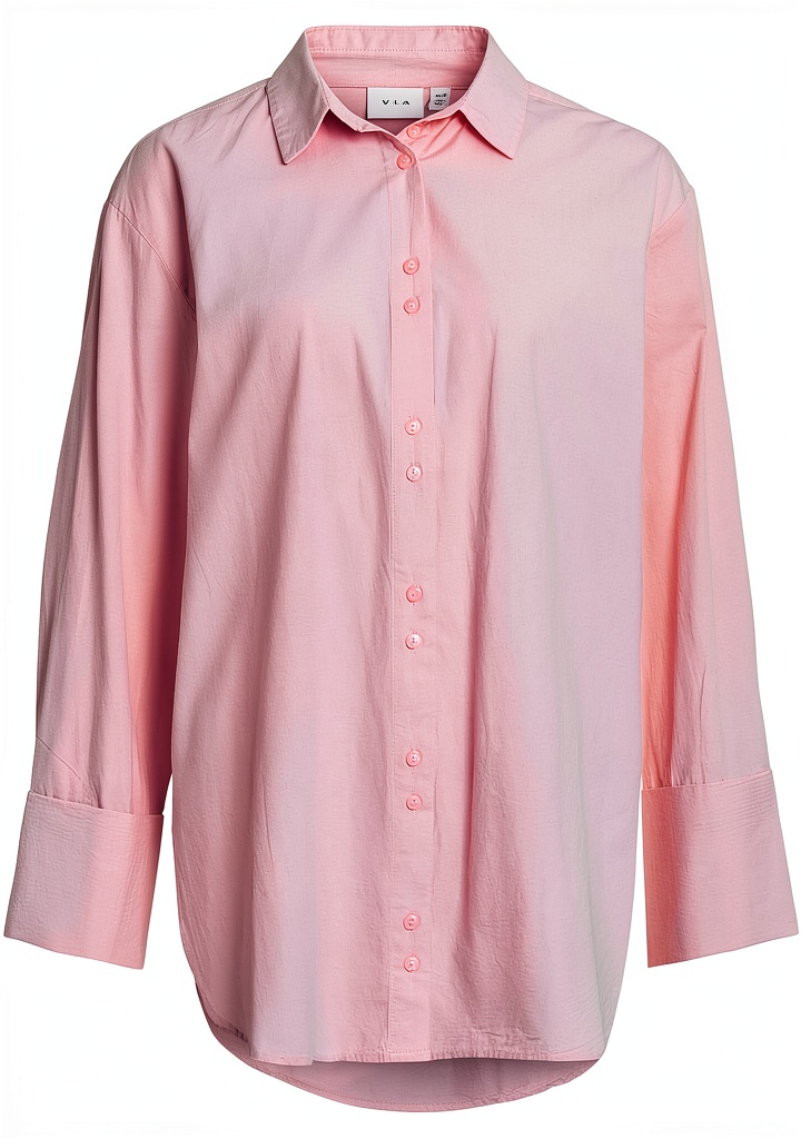 Donna che indossa la camicia Vila in colore Winsome Orchid in un ambiente casual