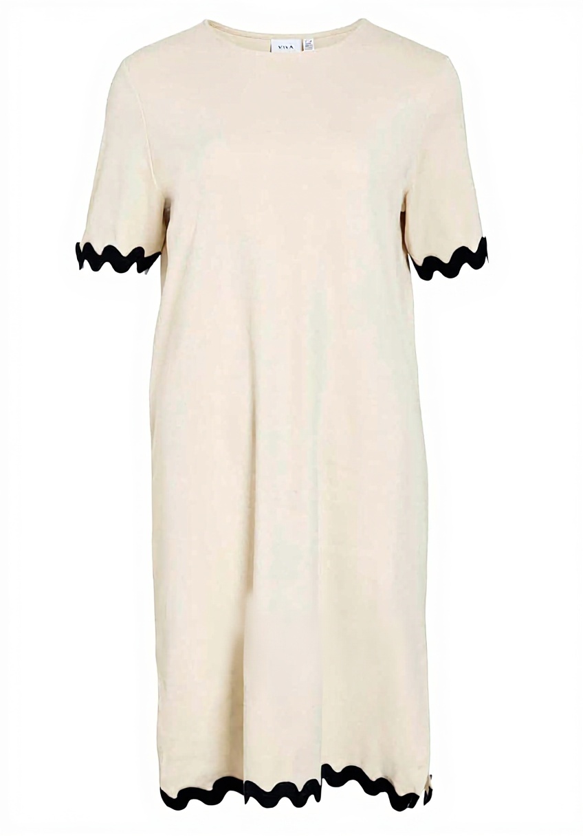 'Abito midi Vila indossato in un ambiente casual'